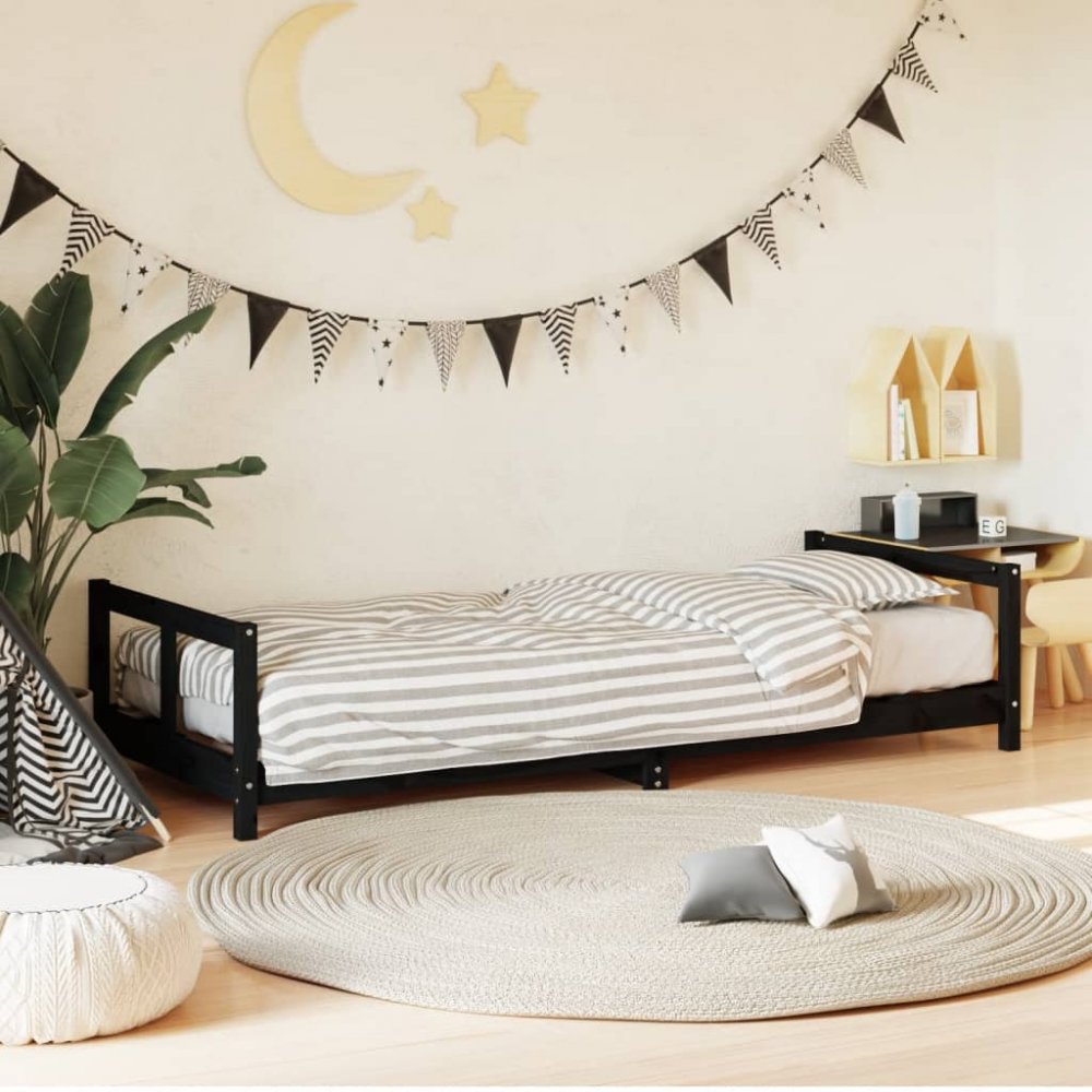 V této dřevěné posteli mohou děti snít svůj sen. Vzhledem ke svému nadčasovému designu se pro vaše děti skvěle hodí!     Masivní borové dřevo: Rám dětské postele je vyroben z masivní