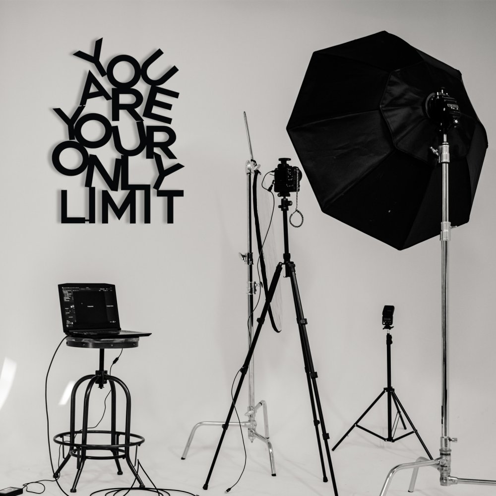 Dekoratívny kovový doplnok na stenu Limit