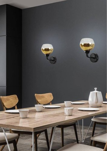 Čierno-zlatá zrkadlová nástenná lampa s tienidlom z tepaného skla Cromina Gold