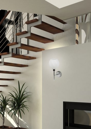 Nástenná lampa Raul chrómová s bielym skleneným tienidlom