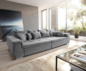 Pohovka Navin šedá pohovka s polštáři o rozměrech 275x116 cm