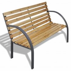 Železná zahradní lavička s dřevěnými laťkami