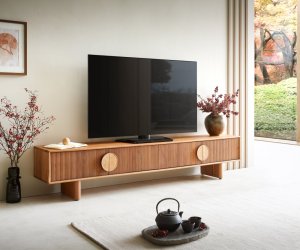 TV stolek Surimu 200 cm akácie světle hnědá 4 dvířka korkové madlo