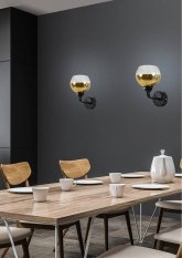 Čierno-zlatá zrkadlová nástenná lampa s tienidlom z tepaného skla Cromina Gold