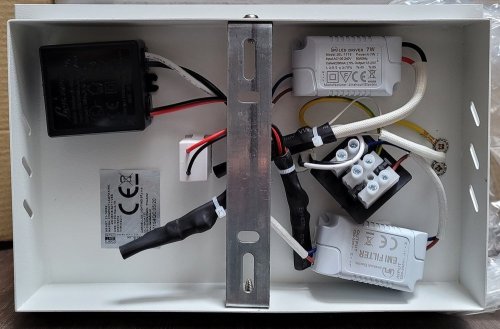 Biela LED nástenná lampa s poličkou na telefón USB nabíjačka Compact