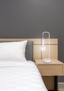 Biela kovová stolová lampa Laren Ledea