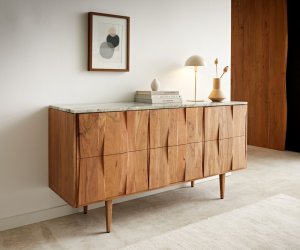 Komoda Shia 147cm přírodní akácie mramor šedobílá 3 dvířka 6 přihrádek