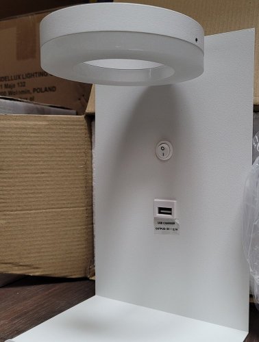 Biela LED nástenná lampa s poličkou na telefón USB nabíjačka Compact