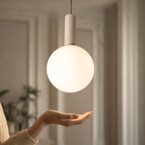 Lampa wisząca Testa kula szklana beżowa z białym kloszem 1x10W G9