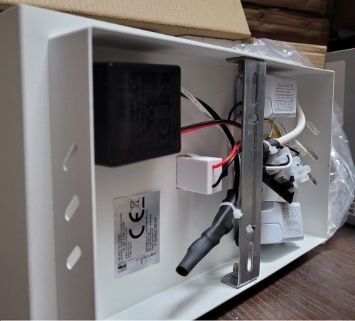 Biela LED nástenná lampa s poličkou na telefón USB nabíjačka Compact