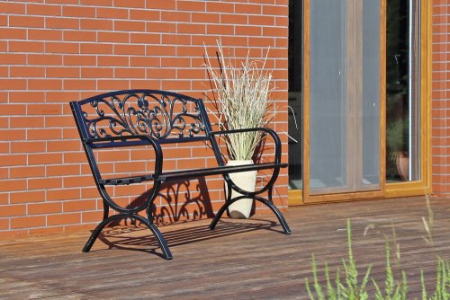 Záhradná lavička s patinou