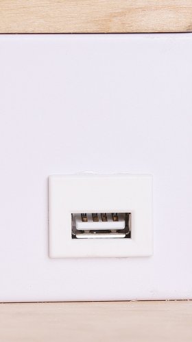 Drevená nástenná lampa + biela s poličkou LED 4000k - POSLEDNÝ KUS