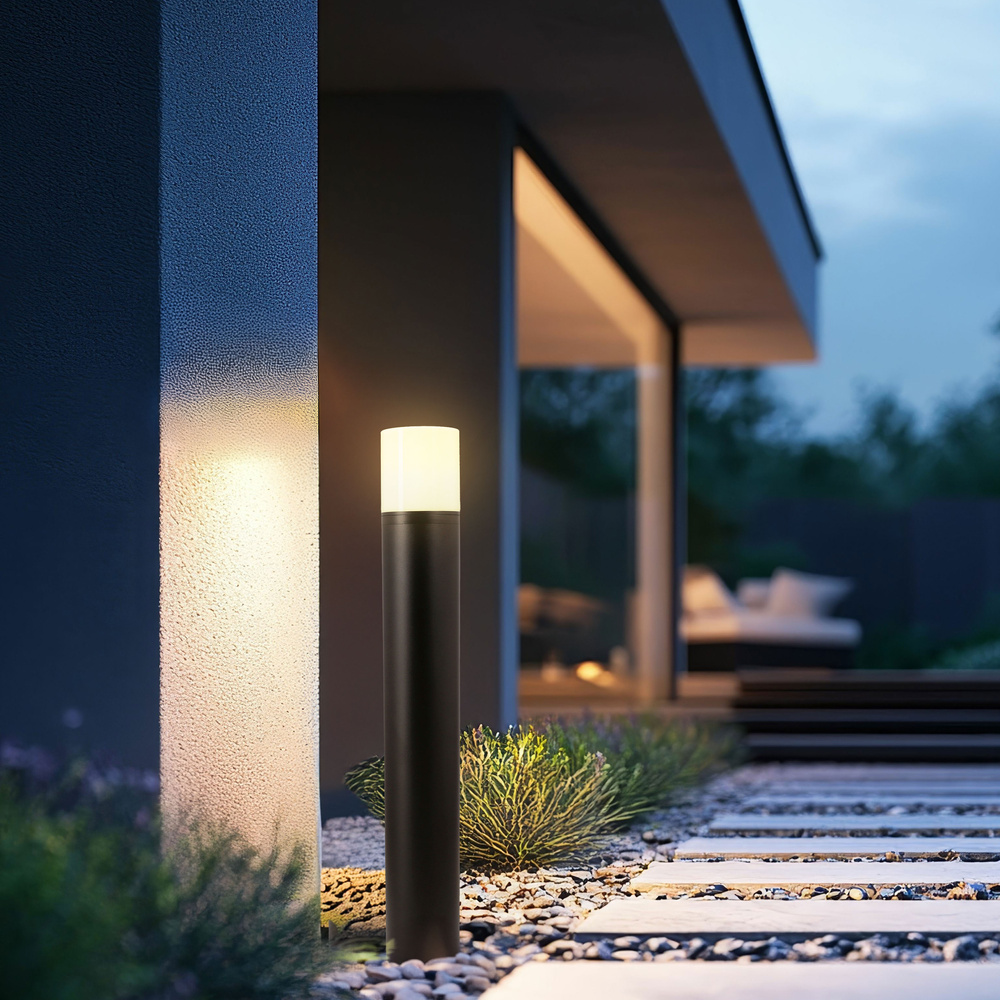 Záhradná LED lampa SEDUM – čierny stĺp 12W IP65 – moderné osvetlenie záhradných chodníkov
