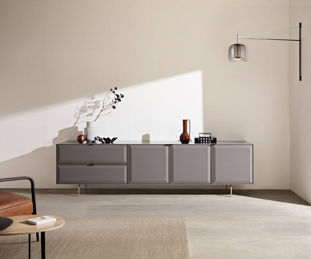 TV stolík Marellia 220 cm sivý 3 dvierka 2 zásuvky štvorcový podstavec